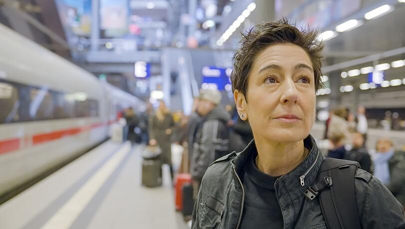 Woher kommt der Frust auf die Deutsche Bahn? ZDF-Journalistin Dunja Hayali begibt sich für ihre neue "Am Puls"-Doku in die Züge der Republik. Woher kommt der Frust auf die Deutsche Bahn? ZDF-Journalistin Dunja Hayali begibt sich für ihre neue "Am Puls"-Doku in die Züge der Republik.