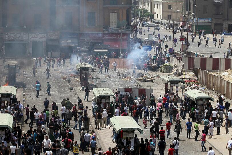 Drei Wochen vor der Präsidentenwahl in Ägypten sind bei Zusammenstößen zwischen Schlägertrupps und Demonstranten in Kairo mindestens elf Menschen getötet worden. Soldaten und Polizisten griffen mehrere Stunden lang nicht ein, obwohl die blutigen Ausschreitungen in direkter Nähe des Verteidigungsministeriums stattfanden, berichteten Augenzeugen am Mittwoch. Die Bilder aus Kairo.