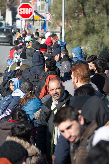 Weiterhin kommen Tausende Flüchtlinge an den fünf Grenzübergängen zu Österreich an.