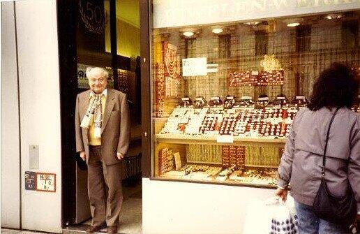 Zweite Generation: Vater Bleiholder 1986 vor dem Laden im Königshof.