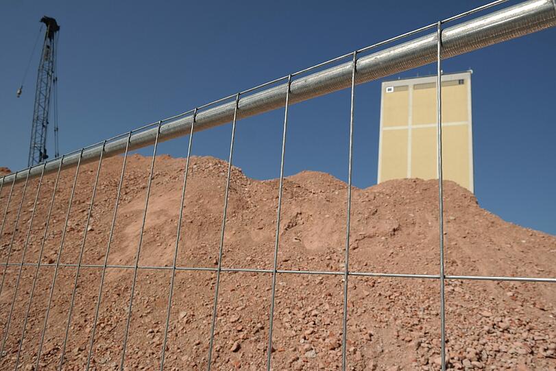 Die riesige Abraumhalde an der Ohlmüllerstraße ist beim Abriss der Brauerei-Anlagen am Auer Mühlbach entstanden.