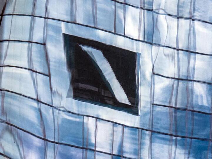 Trotz eines überraschend guten Jahresstarts steht in der Zwischenbilanz der Deutschen Bank für das erste Quartal unterm Strich ein Verlust.