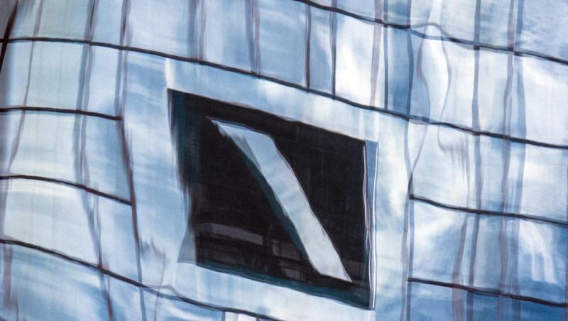 Trotz eines überraschend guten Jahresstarts steht in der Zwischenbilanz der Deutschen Bank für das erste Quartal unterm Strich ein Verlust.