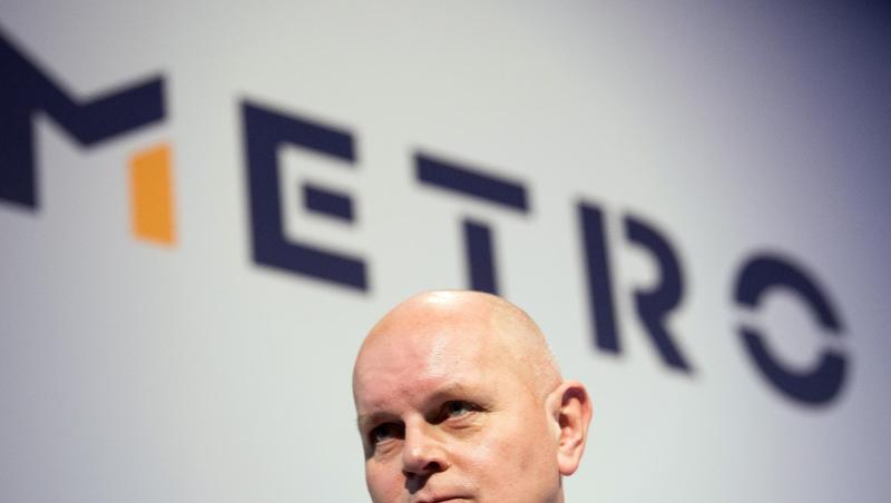 Olaf Koch, Vorstandsvorsitzender von Metro, steht vor dem Logo des Unternehmens. Olaf Koch, Vorstandsvorsitzender von Metro, steht vor dem Logo des Unternehmens.