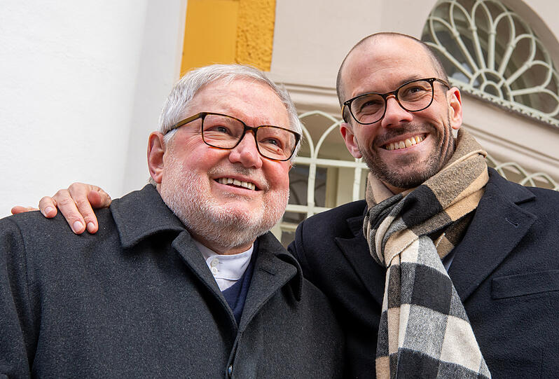 Der ehemalige Benediktiner-Mönch Anselm Bilgri (l, 67) und sein Mann Markus stehen vor Beginn ihrer Trauung vor dem Münchner Standesamt in der Mandlstraße.