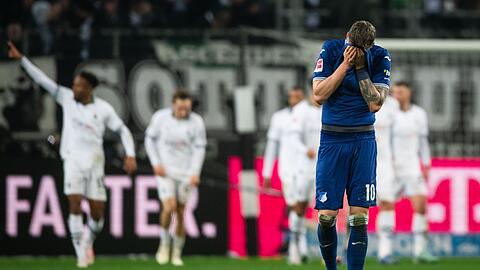 Hoffenheims Wout Weghorst nach dem Gegentreffer zum 1:2 - im Hintergrund jubeln die Gladbacher Spieler.