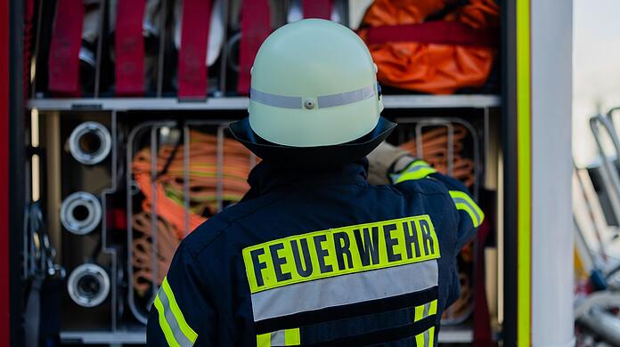 Bei einem Brand in einem Mehrfamilienhaus sind zwei Frauen verletzt worden. (Symbolbild)