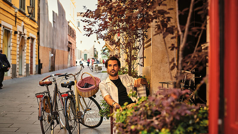 Ein Espresso auf der Radltour: Jonathan Tetelman auf einem Foto zu seiner Puccini-Platte.