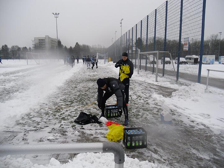 Hart , härter, Alexander Schmidt. Der Trainer des TSV 1860 schickte seine Jungs am Montagvormittag trotz klirrender Kälte, Schneeregen und schneebedeckten Trainingsplätzen raus zum Anschwitzen. Am Abend spielen die Löwen gegen den 1. FC Kaiserslautern. Die Bilder vom Matsch-Training