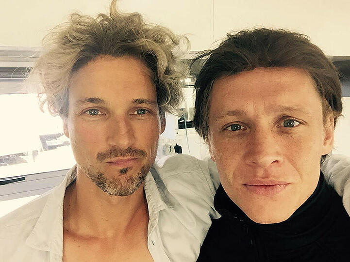 Haare wechselt euch - Am Set von "Der geilste Tag" haben die Schauspieler Spaß mit Perücken