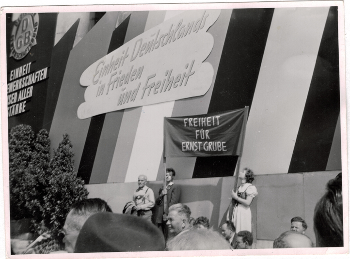Solidarität in Tracht: Freiheitsforderung für den inhaftierten Ernst Grube am 1. Mai 1955 auf der DGB-Kundgebung in München.