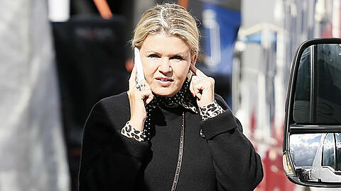 Corinna Schumacher in der Boxengasse der Formel 4 bei einem Rennen ihres Sohnes Mick.
