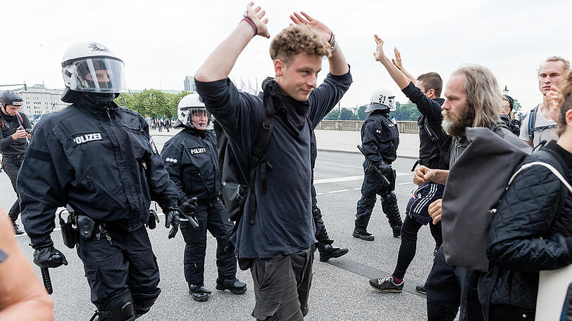 Polizisten und Demonstranten bei der "Colour the Red Zone"-Demo in Hamburg.