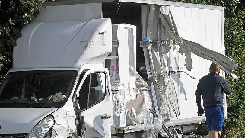 Beide Fahrzeuge sind vollkommen zerstört. Die Bilder vom Unfallort in Baiernrain.