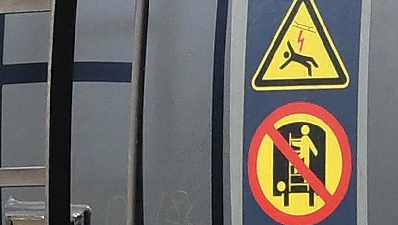 Auf den Containern und Kesselwaggons wird ausdrücklich vor der Gefahr für das eigene Leben gewarnt. Auf den Containern und Kesselwaggons wird ausdrücklich vor der Gefahr für das eigene Leben gewarnt.