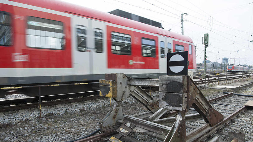 Die Jugendlichen sind rund zwei Kilometer auf dem Dach der S-Bahn mitgefahren. (Archivbild)