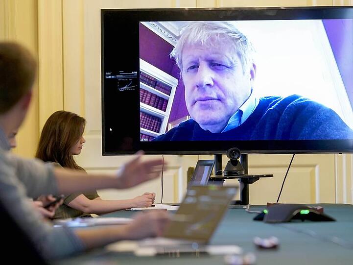Am 28. März führte Boris Johnson aus der häuslichen Quarantäne noch den Vorsitz beim morgendlichen Treffen zum Coronavirus.