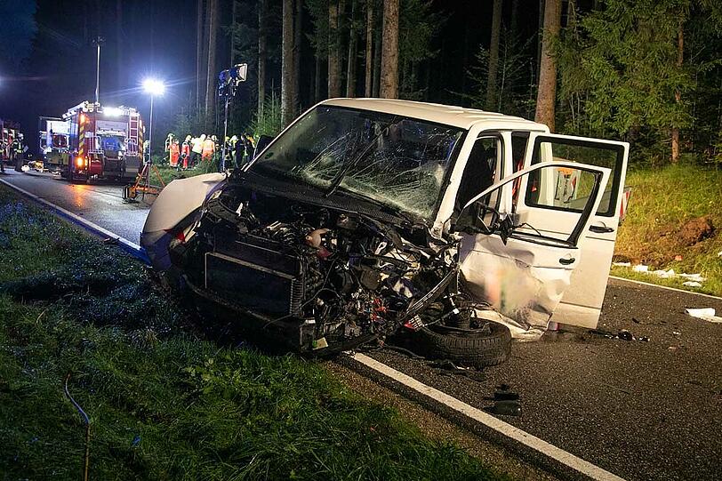 Bei dem missglückten Überholmanöver prallte ein VW Transporter frontal in einen Skoda, beide Fahrer wurden schwer verletzt.