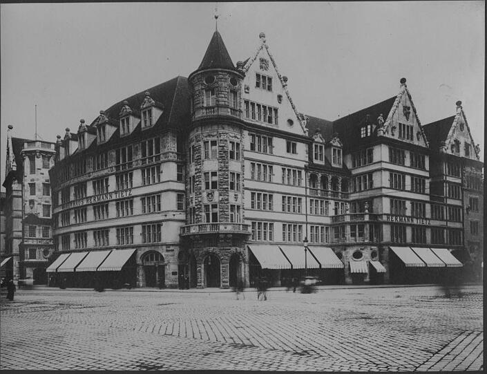 Das "Warenhaus Hermann Tietz" am Bahnhof kurz nach Eröffnung.