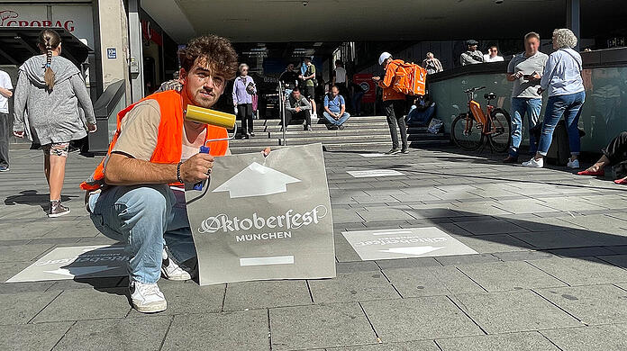 Bodenmarkierungen vorm Münchner Hauptbahnhof.