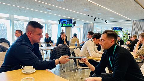 Auf dem TransferRoom-Event in Stuttgart vernetzen sich Vereinsverantwortliche mit Beratern.