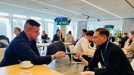 Auf dem TransferRoom-Event in Stuttgart vernetzen sich Vereinsverantwortliche mit Beratern.