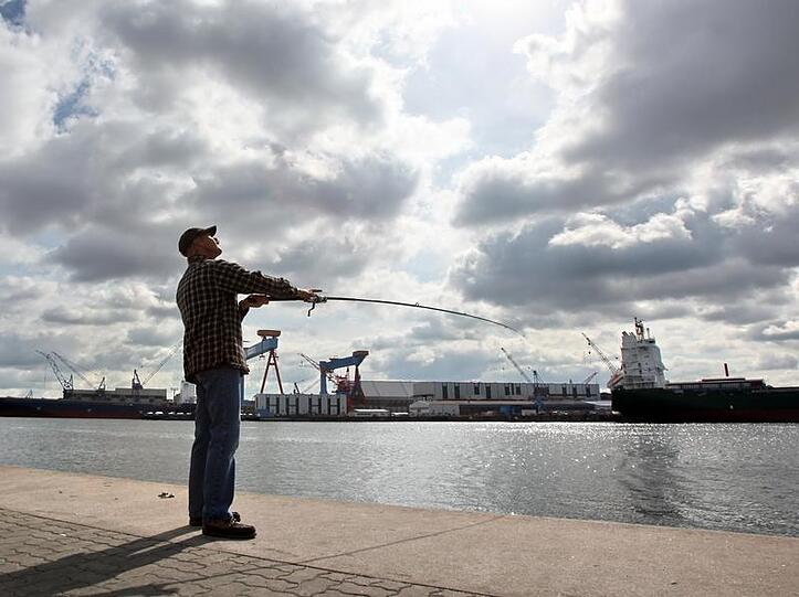 Bonjour tristesse &ndash; diesen Eindruck erweckt jedenfalls das Bild eines einsamen Anglers bei Schmuddelwetter (da beißen Fische angeblich am besten).