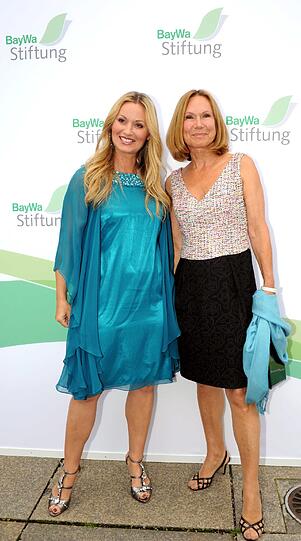 Eva Grünberger posiert neben Sibylle Beckenbauer.