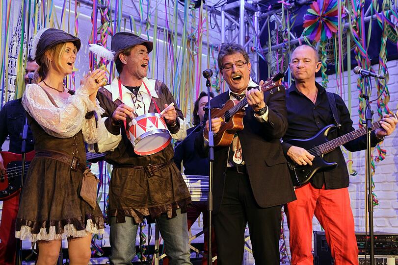 1860-Trainer Friedhelm Funkel feiert mit der Band "De Räuber".