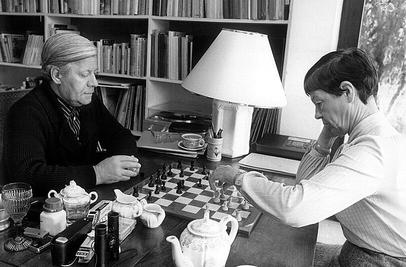 Bundeskanzler Helmut Schmidt (SPD) und seine Frau Loki entspannen sich während ihres zehntägigen Urlaubs auf der spanischen Insel Gran Canaria am 5. Januar 1981 bei einer Partie Schach.