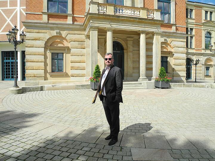 Der Regisseur Uwe Eric Laufenberg vor dem Festspielhaus in Bayreuth. Er inszeniert heuer mit &bdquo;Parsifal&ldquo; die Eröffnungspremiere.