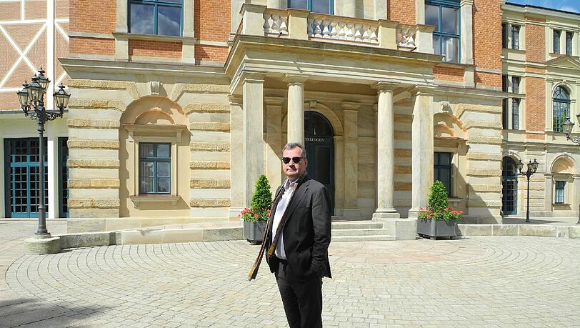 Der Regisseur Uwe Eric Laufenberg vor dem Festspielhaus in Bayreuth. Er inszeniert heuer mit „Parsifal“ die Eröffnungspremiere. Der Regisseur Uwe Eric Laufenberg vor dem Festspielhaus in Bayreuth. Er inszeniert heuer mit „Parsifal“ die Eröffnungspremiere.