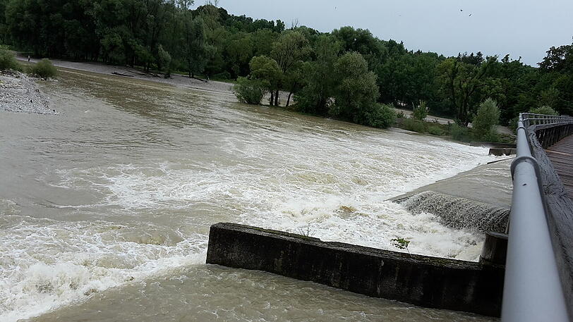Die Isar führt nach wie vor Hochwasser. Für Schlauchbootfahrer bedeutet das Lebensgefahr.