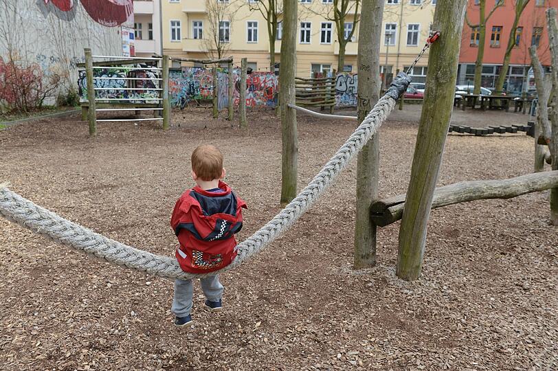 Wer hat den Jungen auf dem Spielplatz in Moosach zusammengeschlagen? Die Polizei sucht Zeugen (Symbolfoto)