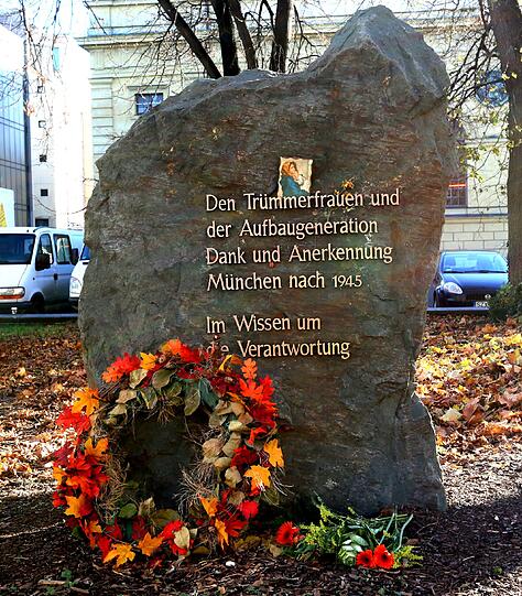 Vor dem Denkmal liegt ein Kranz.