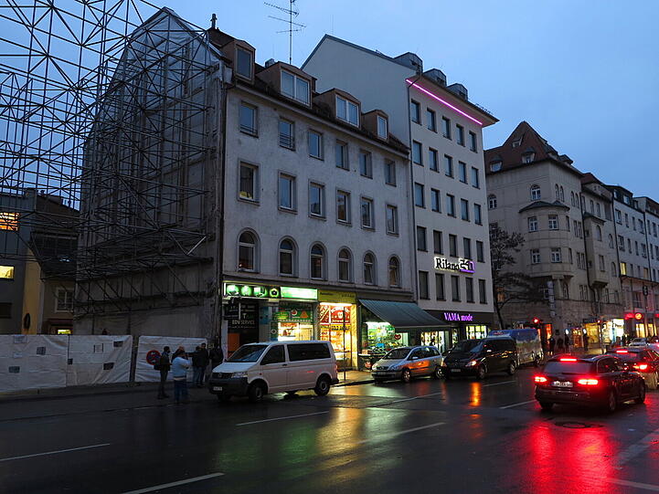 Die Barbie-Zentrale? AZ-Leser Djordje Matkovic hat an der Kreuzung Schwanthaler-Schillerstraße mit Hilfe eines AZ-Zeitungskastens diese Fotos gemacht.