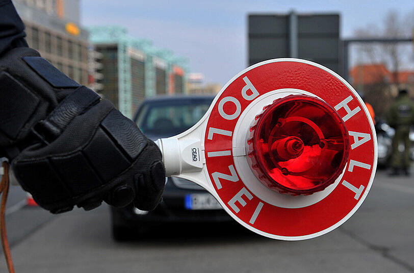 Den Polizeibeamten fiel der starke Alkoholgeruch im Auto auf, weswegen der Unfallverursacher getestet wurde - mit Erfolg. Der Alkoholtest ergab einen Wert von 1,3 Promille. (Symbolbild)