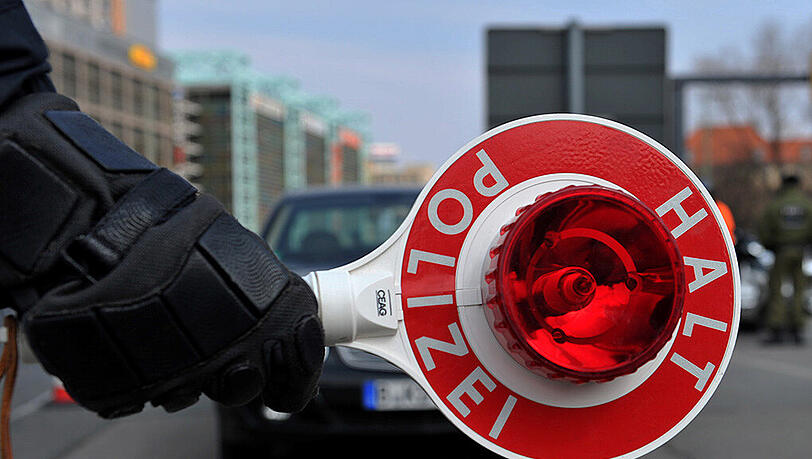 Den Polizeibeamten fiel der starke Alkoholgeruch im Auto auf, weswegen der Unfallverursacher getestet wurde - mit Erfolg. Der Alkoholtest ergab einen Wert von 1,3 Promille. (Symbolbild) Den Polizeibeamten fiel der starke Alkoholgeruch im Auto auf, weswegen der Unfallverursacher getestet wurde - mit Erfolg. Der Alkoholtest ergab einen Wert von 1,3 Promille. (Symbolbild)