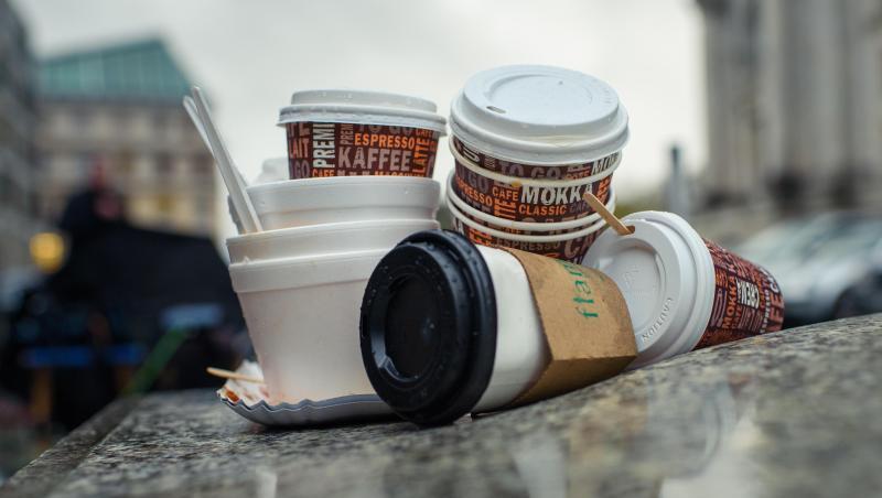 2,8 Milliarden Einweg-Kaffeebecher werden in Deutschland pro Jahr weggeworfen. 2,8 Milliarden Einweg-Kaffeebecher werden in Deutschland pro Jahr weggeworfen.