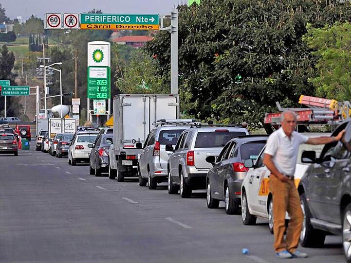 In langer Schlange warten Autofahrer im mexikanischen Guadalajara auf einen "Platz an der Tanksäule".