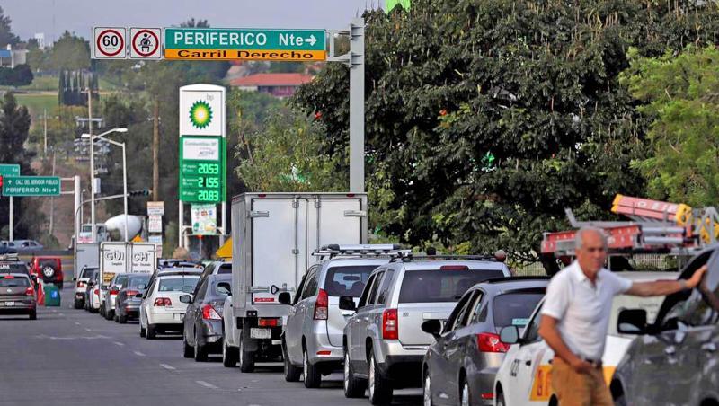 In langer Schlange warten Autofahrer im mexikanischen Guadalajara auf einen "Platz an der Tanksäule". In langer Schlange warten Autofahrer im mexikanischen Guadalajara auf einen "Platz an der Tanksäule".