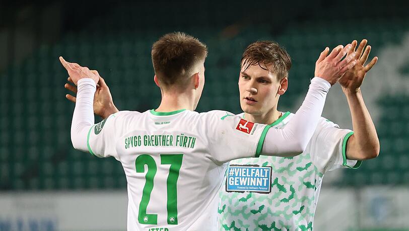 Gian-Luca Itter (l) und Max Christiansen jubeln über einen Sieg.