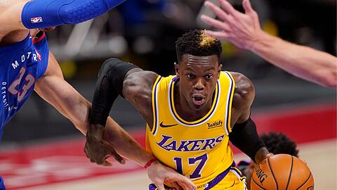 Dennis Schröder im Trikot der Lakers in Aktion.