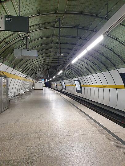 Nichts und niemand zu sehen: Die U-Bahnhaltestelle Odeonsplatz.