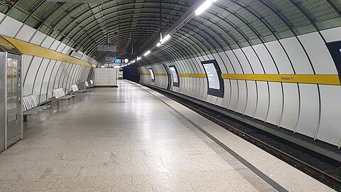 Nichts und niemand zu sehen: Die U-Bahnhaltestelle Odeonsplatz.