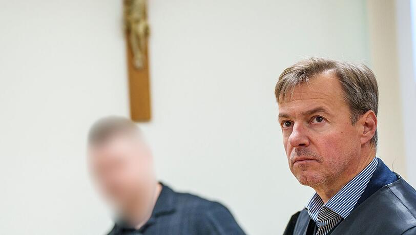 Der Angeklagte will nichts von den Verletzungen des Opfers gewusst haben. Der Angeklagte will nichts von den Verletzungen des Opfers gewusst haben.