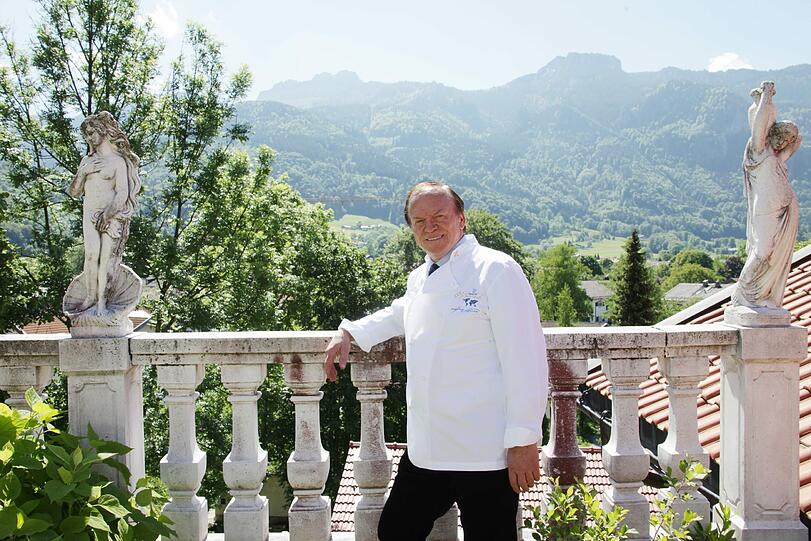 Auf der Terrasse seiner Residenz in Aschau: Heinz Winkler kann derzeit nicht arbeiten, ist aber auf dem Weg der Besserung.