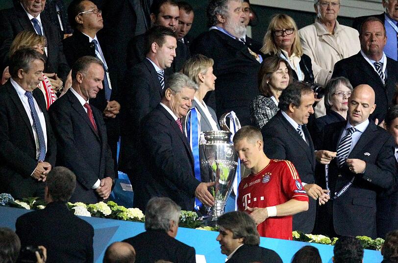 Schweinsteiger und Gauck - die Bilder von der Siegerehrung.