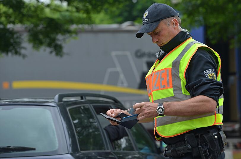 Der Polizei ist ein Drogenkurier ins Netz gegangen. Sie hatte den Mann mit seinem Auto auf einer Straße bei Mittenwald gestoppt. (Symbolfoto)