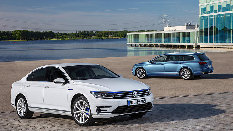 Die Plug-in-Hybrid-Variante des Volkswagen Passat gibt es als Limousine und Kombi.